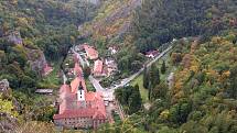 Svatý Jan pod Skalou. Významné poutní místo, malebnou osadu v údolí mezi bílými skalami, obtéká potok Loděnice.