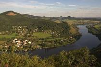 Vulkanická činnost, osamocené hory a hluboká romantická údolí vzniklá činností řeky Labe. Tak vypadá oblast Porta Bohemica, Brány Čech, kde Labe vstupuje do Českého středohoří.