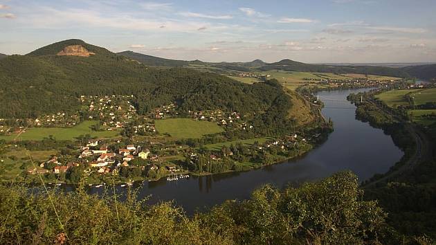 Vulkanická činnost, osamocené hory a hluboká romantická údolí vzniklá činností řeky Labe. Tak vypadá oblast Porta Bohemica, Brány Čech, kde Labe vstupuje do Českého středohoří.