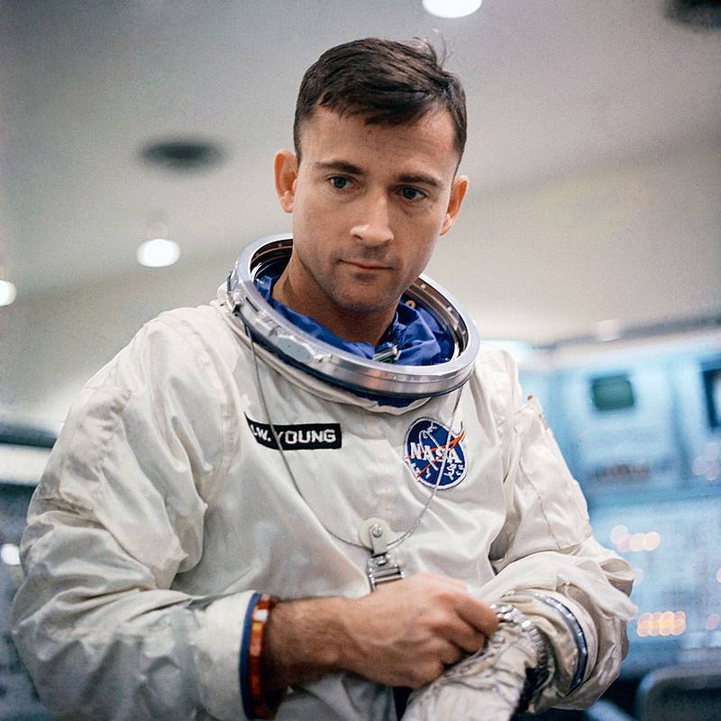 Astronaut John W. Young, pozdější velitel mise Apollo 16, v době, kdy byl součástí mise Gemini 3.