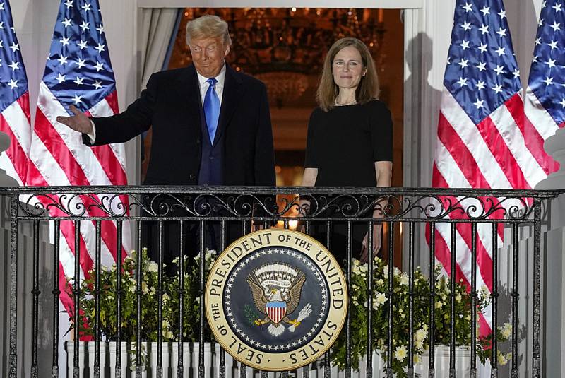 Americký prezident Donald Trump a Amy Coneyová Barrettová na balkoně Bílého domu poté, co Senát schválil nomonaci Barrettové do nejvyššího soudu, 26. října 2020