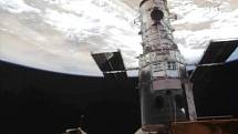 Hubbleův teleskop, posazený na nákladové části raketoplánu Atlantis.