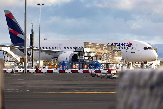 Boeing 787 Dreamliner, který se v pondělí při letu na Nový Zéland prudce propadl. Padesát lidí se při incidentu zranilo.
