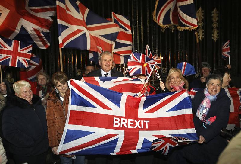 Britové se odchodu z EU dočkali více než tři roky po skončení referenda.