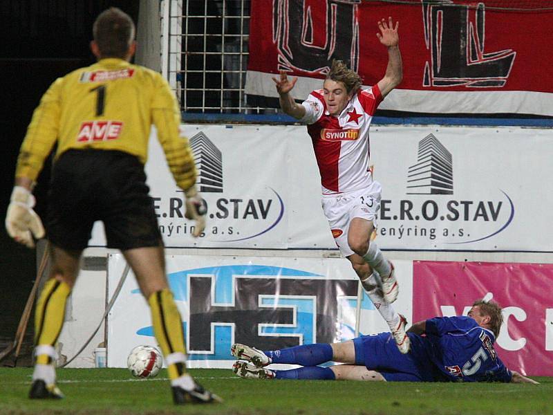 Slávista Milan Černý se dere před branku Ústí nad Labem.