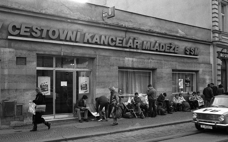 Z knihy Poslední revoluce - Fronta před cestovní kanceláří CKM. Přes noc se takto dal vysedět jinak nedostupný kolektivní zájezd na vysněný Západ.