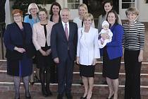 Premiér Turnbull se svými ministryněmi poté, co složili přísahu.