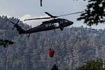 Požár v Národním parku České Švýcarsko, 31. července 2022, Děčínsko. Vrtulník Sikorsky UH-60 Black Hawk s bambivakem u Mení Louky.