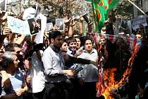 Protestující Íránci pálí v ulicích Teheránu americkou vlajku