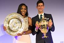 Wimbledonští šampioni Serena Williamová a Novak Djokovič.