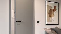 Interiérové dveře Hörmann s povrchem Duradecor v novém odstínu prachově šedá a s bezfalcovým provedením s kontrastní hranou v černé barvě