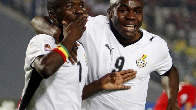 Abeiku Quansah z Ghany (vlevo) oslavuje svůj gól proti Maďarsku se spoluhráčem Opoku Agyemangem. 