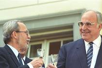 Západoněmecký kancléř Helmut Kohl a předseda východoněmecké vlády Lothar de Maiziere si 18. září 1989 připíjejí po podpisu Státní smlouvy mezi SRN a NDR o hospodářské, měnové a sociální unii