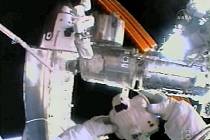 Pohled na raketoplán Endeavour u ISS z kamery na helmě astronauta Linnehana.