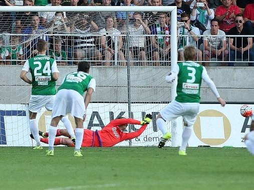 Ján Greguš neproměnil penaltu, která mohla poslat Jablonec proti Ajaxu do vedení.