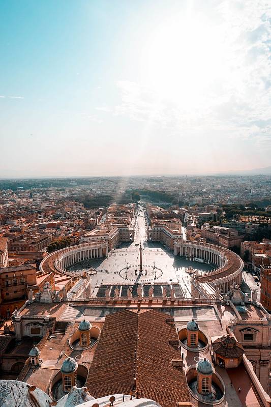 Vatikán je se svými 0,44 kilometry čtverečními nejmenším státem světa. Nachází se v samotném srdci Říma.