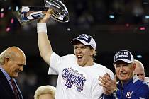 Quarterback Eli Manning z vítěznou trofejí, vpravo hlavní trenér Giants Tom Coughlin.