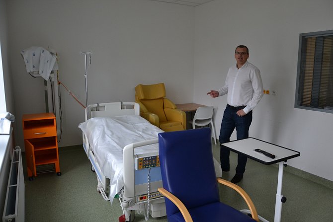 Pokojem Jednotky intenzivní psychiatrické péče kliniky provází přednosta prof. Tomáš Kašpárek