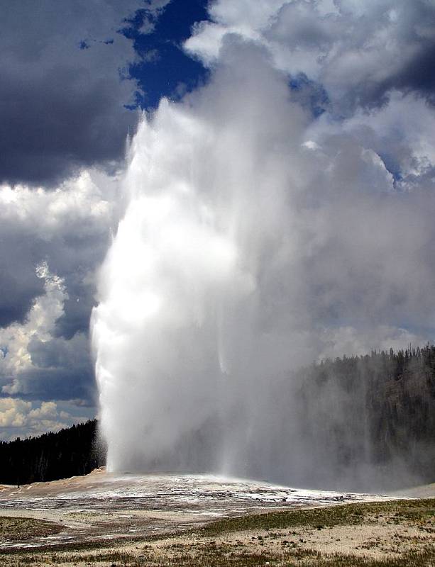 Nejznámějším gejzírem v parku Yellowstone (a zřejmě na světě) je Old Faithful. Tryská do průměrné výšky 44 metrů, někdy dosáhne i výšky 56 metrů