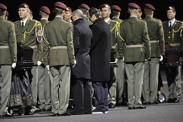 Armádní letadlo s ostatky českých hokejistů, kteří zahynuli při letecké havárii v ruské Jaroslavli, přistálo 10. září v ranních hodinách na letišti v Praze-Kbelích.