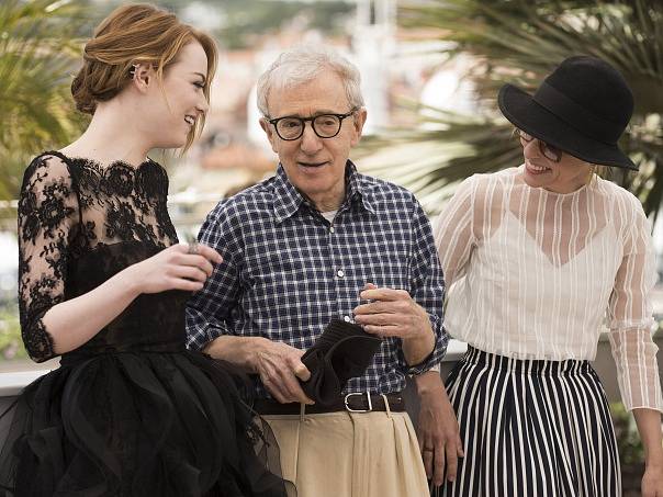 Herečka Emma Stone, režisér Woody Allen a herečka Parker Posey.