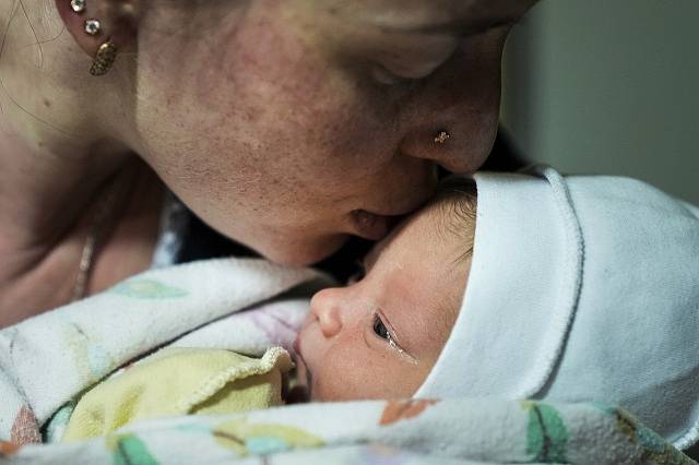 Kateryna Suharokova líbá novorozeného syna Makara, který se narodil ve sklepě porodnice v Mariupolu. Město je aktuálně ostřelováno ruskými vojáky.