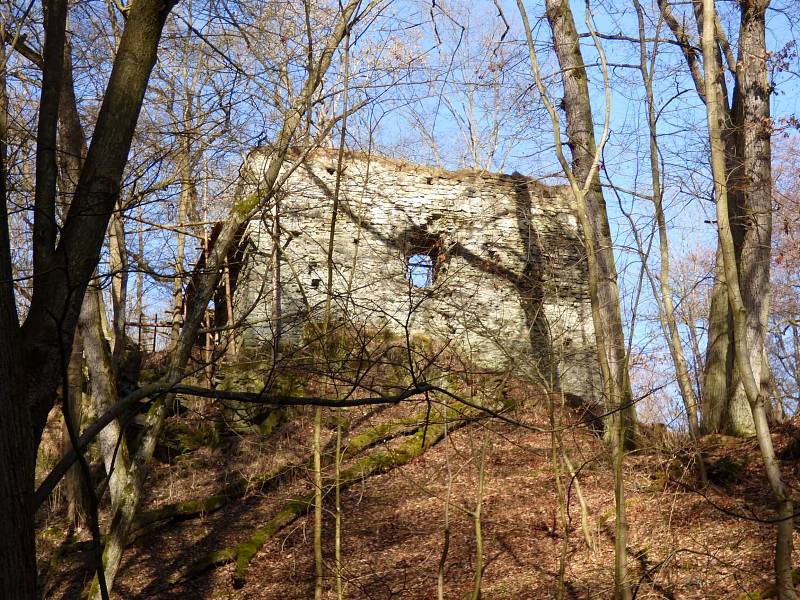 Palác se tyčí na skalce nad údolím