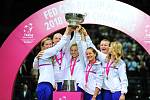 Tenisové finále FedCupu mezi Českou republikou a USA 11. listopadu v Praze. Český tým (zleva) Petra Kvitová, kapitán Petr Pála, Kateřina Siniaková, Barbora Strýcová, Barbora Krejčíková a Lucie Šafářová slaví další triumf ve Fed Cupu.