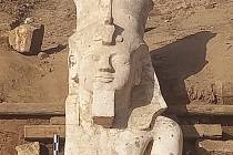 Horní část celotělové sochy Ramsese II. objevené v egyptském městě Mínjá.