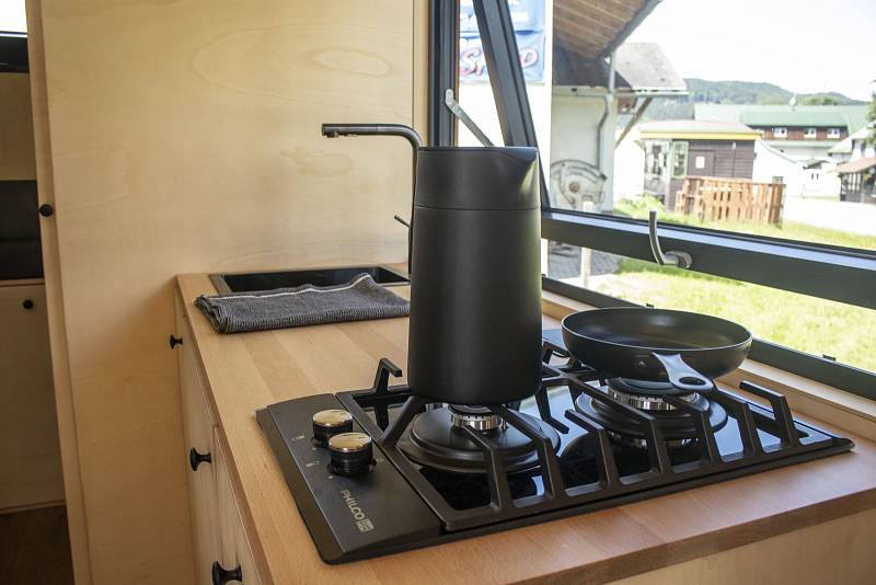 Kuchyňka obsahuje kvalitní vybavení. Partnerem Rolling Homes je například firma Grohe. 