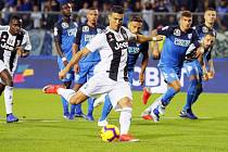 Fotbalista Juventusu Cristiano Ronaldo střílí gól z penalty v utkání italské ligy na hřišti Empoli.