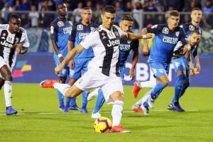 Fotbalista Juventusu Cristiano Ronaldo střílí gól z penalty v utkání italské ligy na hřišti Empoli.