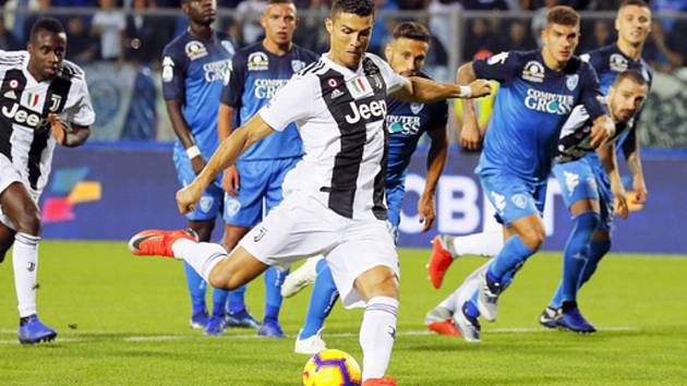 Fotbalista Juventusu Cristiano Ronaldo střílí gól z penalty v utkání italské ligy na hřišti Empoli.