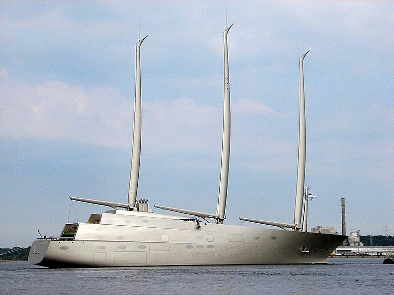 Sailing Yacht A je největší plachetnicí světa. Ještě donedávna patřila ruskému oligarchovi Andreji Melničenkovi, blízkému příteli Vladimira Putina.