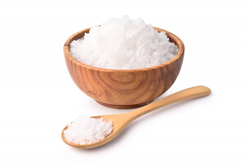 Sůl potřebujeme pro správnou funkci svalů, nervů i střev. Když jí ale jíme moc, může nám způsobit zdravotní komplikace.