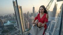Jedním z unikátů, který atrakce Sky Views Dubai nabízí, je skleněná skluzavka vedoucí z 53. do 52. patra. Ze skla je opravdu celá, takže se může hostům zdát, jakoby letěli vzduchem.