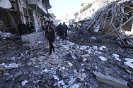 Následky leteckých útoků vládních sil v syrské provincii Idlib.