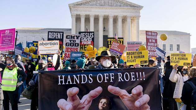 Demnostrace před budovou nejvyššího soudu v americkém státě Mississippi, který projednává zákon zakazující potraty.