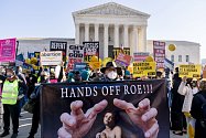 Demnostrace před budovou nejvyššího soudu v americkém státě Mississippi, který projednává zákon zakazující potraty.