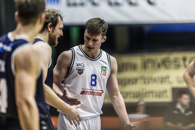 Momentka z utkání basketbalové Kooperativa NBL mezi USK Praha a Děčínem.