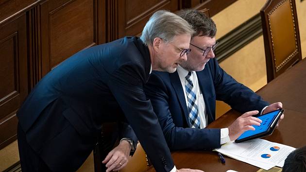 Premiér Petr Fiala (vlevo) a ministr financí Zbyněk Stanjura během schvalování konsolidačního balíčku.