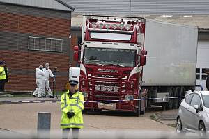 Policejní specialisté zkoumají kamion, ve kterém bylo v hrabství Essex na jihovýchodě Anglie nalezeno 39 mrtvých těl.