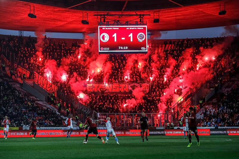 Atmosféra derby Sparta - Slavia bývá s diváky hodně divoká