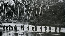 Hlídka americké námořní pěchoty překračuje řeku Matanikau, září 1942