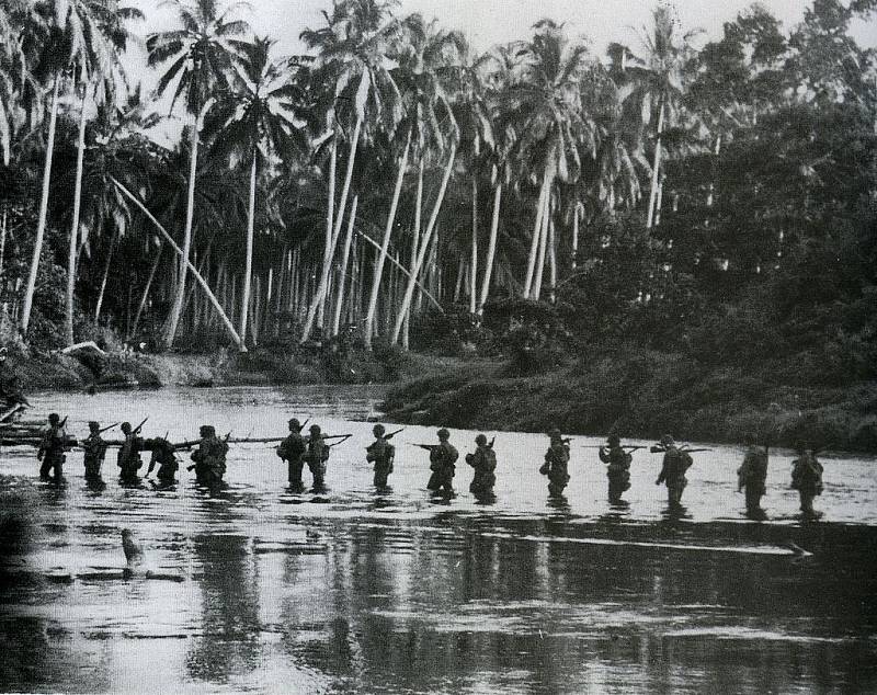Hlídka americké námořní pěchoty překračuje řeku Matanikau, září 1942