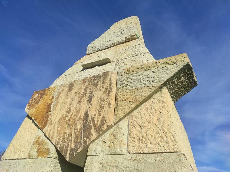 Pomník největšího trpaslíka u Hořic na Jičínsku