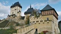 Architektonická perla – gotický hrad Karlštejn zdobí lesnatou krajinu Českého krasu.