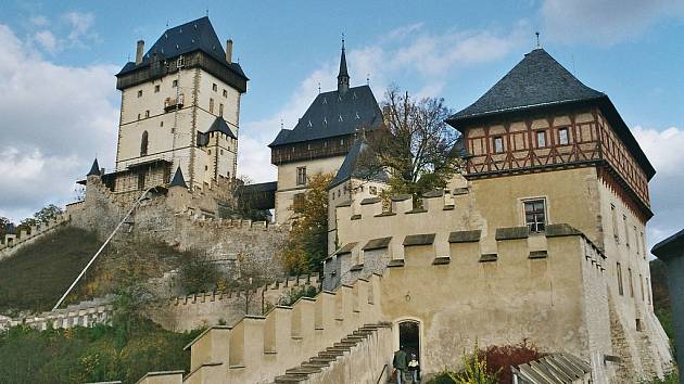 Architektonická perla – gotický hrad Karlštejn zdobí lesnatou krajinu Českého krasu.