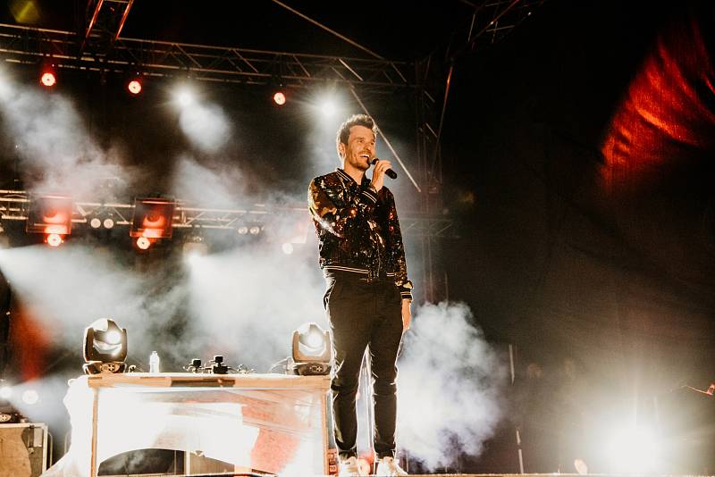 Autokino udělal Luboš Machoň na parkovišti u obchodního domu v Ústí nad Labem. Autokoncert Leoše Mareše se pak konal na mosteckém autodromu.