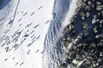 Letecký pohled na lyžaře v rakouském středisku Zell am See. Ilustrační snímek